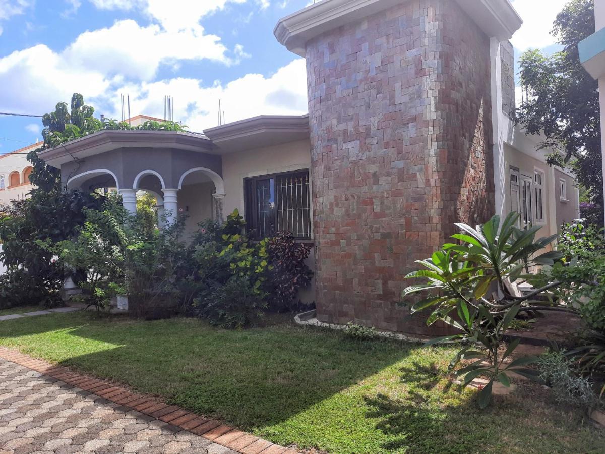 Cardamon Villa Is A 2 Bedroom With 1 Bathroom And Seperate Toilet Detached House With Ac And Swimming Pool , 5 Minutes Walk From Flic En Flac Public Beach Flic en Flac Exterior foto