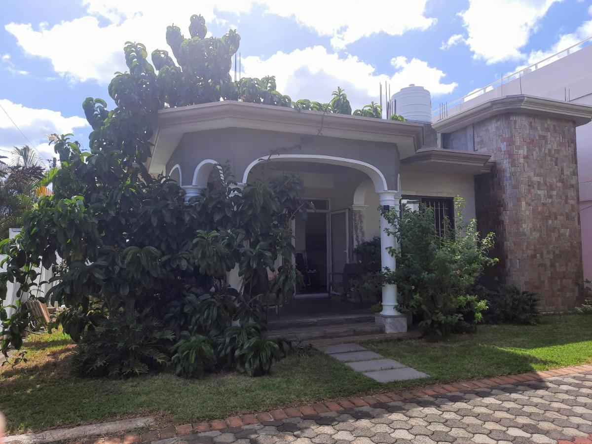 Cardamon Villa Is A 2 Bedroom With 1 Bathroom And Seperate Toilet Detached House With Ac And Swimming Pool , 5 Minutes Walk From Flic En Flac Public Beach Flic en Flac Exterior foto