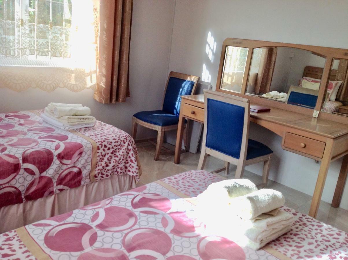 Cardamon Villa Is A 2 Bedroom With 1 Bathroom And Seperate Toilet Detached House With Ac And Swimming Pool , 5 Minutes Walk From Flic En Flac Public Beach Flic en Flac Exterior foto